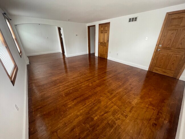 Building Photo - 80 Gladeside Ave