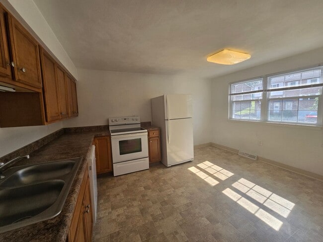 Building Photo - Beautiful three bedroom townhouse - Hempfi...