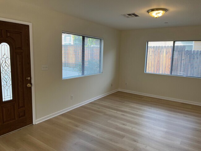 Foto del edificio - 1822 N Allen Ave