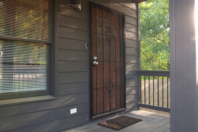 Foto del edificio - Beautifully Updated Two-Story 3/2.5 w/ Huge Fully Fenced Backyard!