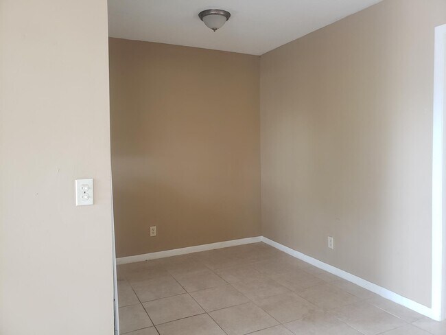 Dining Area - 1002 S M St