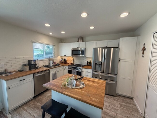 Foto del edificio - Remodeled 3 bedroom 2 1/2 bath townhome!