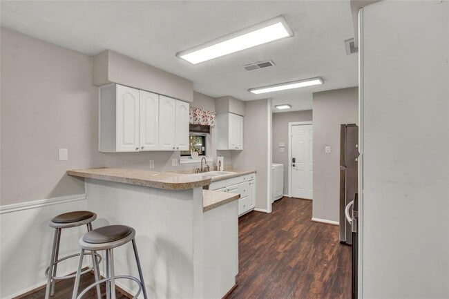 Building Photo - 6208 Brookdale Dr