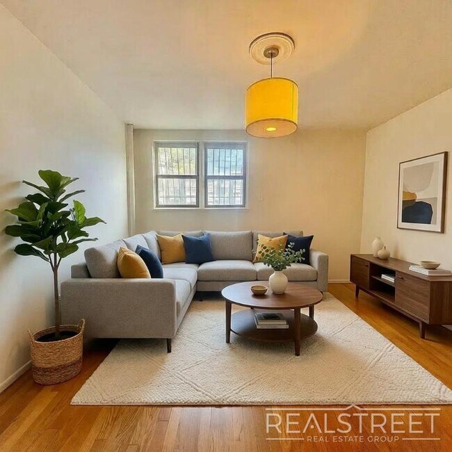 Building Photo - This is a spacious, bright, and sunny 1 bedroom apartment located on one of South Slope/ Greenwood's