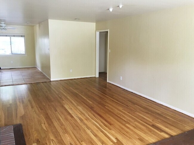 Building Photo - 924 H Street - 3 BD, 2 Ba, 1 Car Garage Ho...