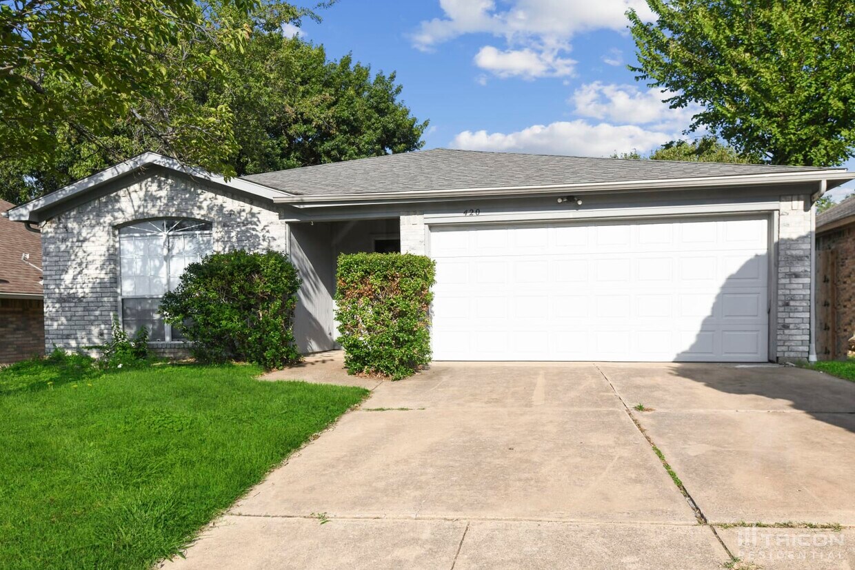 Primary Photo - 420 Deauville Dr