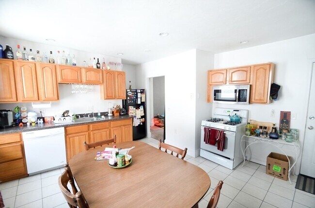 Building Photo - Oak Square Brighton with 2-Parking & Centr...