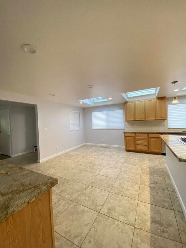 Building Photo - Large 5 Bedroom off of Mayberry Dr.
