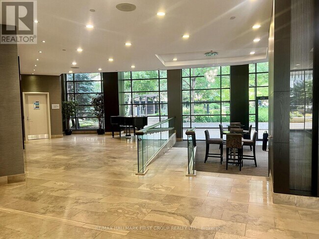 Photo du bâtiment - 33 Sheppard Ave E