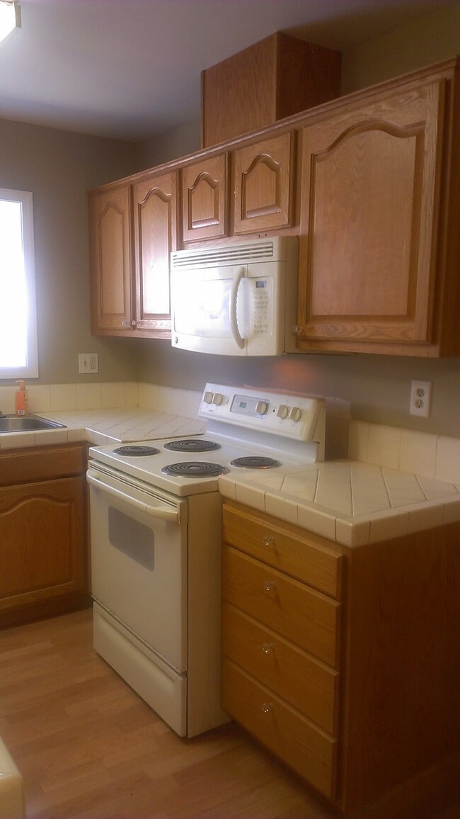 Building Photo - 245 Larson Ln