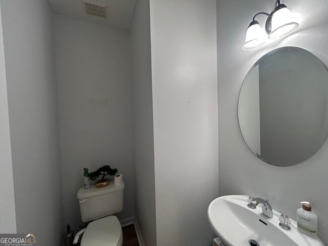 Building Photo - 560 Millbrook Village Dr