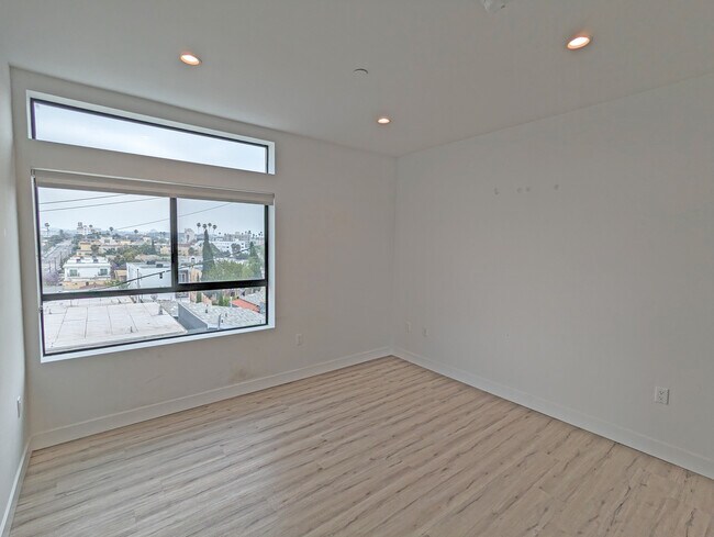 Building Photo - 338 N Mariposa Ave