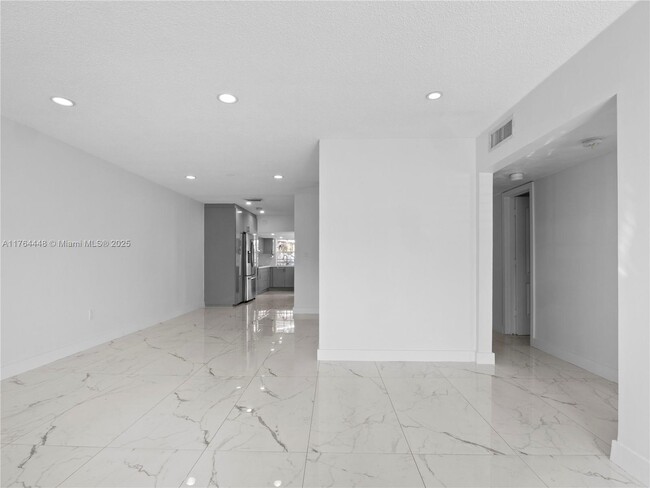 Foto del edificio - 4256 SW 69th Ave