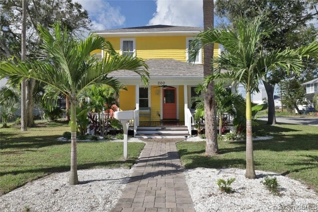 Building Photo - 200 Live Oak St