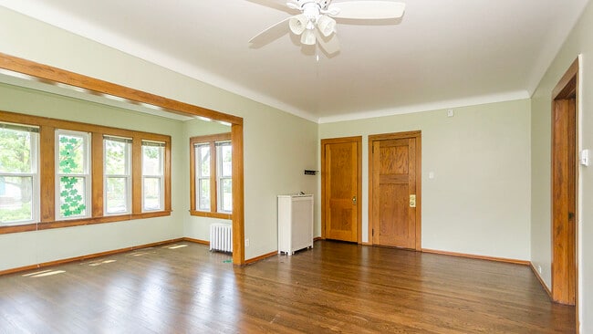 Foto del edificio - 100 Belle Plaine Ave