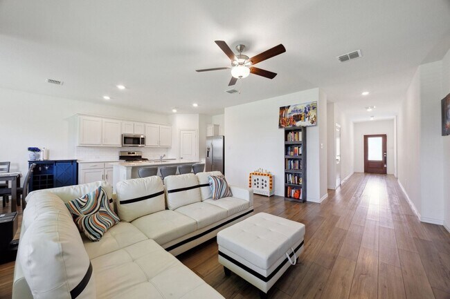 Foto del edificio - Charming 3BR Home in Sutton Fields – Prosp...