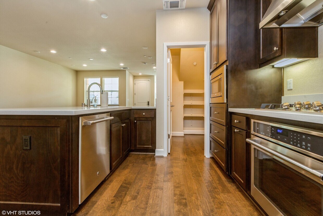 Primary Photo - Stunning 3-Bed 2-Bath with Modern Amenitie...