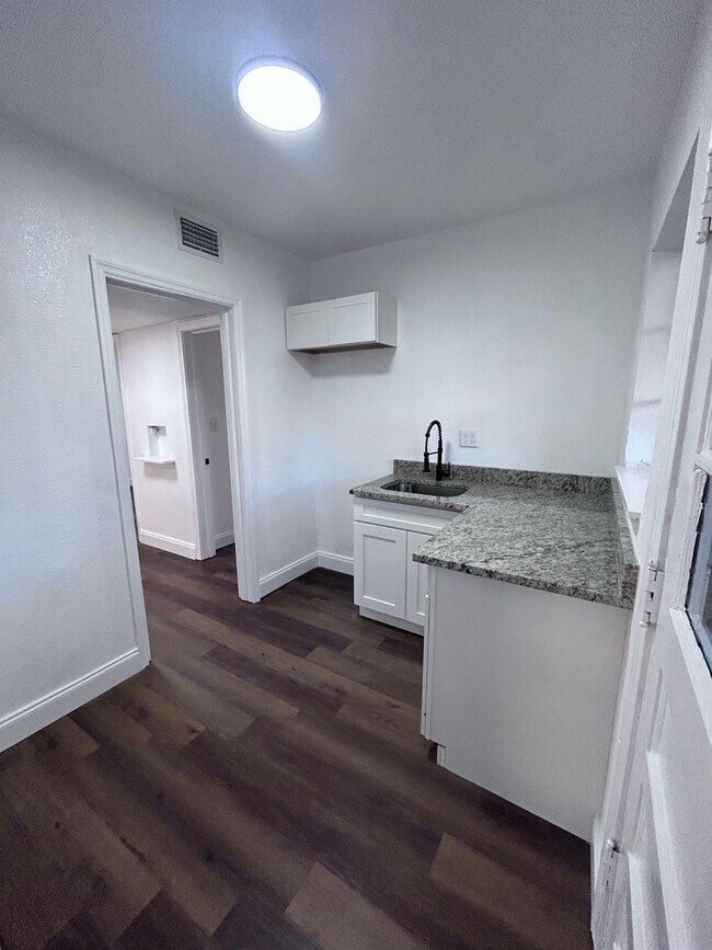 Foto del edificio - Charming 2/1 recently renovated! Available...