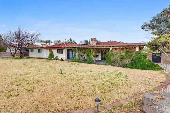 Building Photo - Single Story 3 bed/2bath w/3 car garage on...