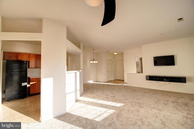 Building Photo - 8203 Blue Heron Dr