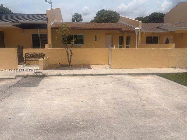 Foto del edificio - 19435 NW 53rd Ct