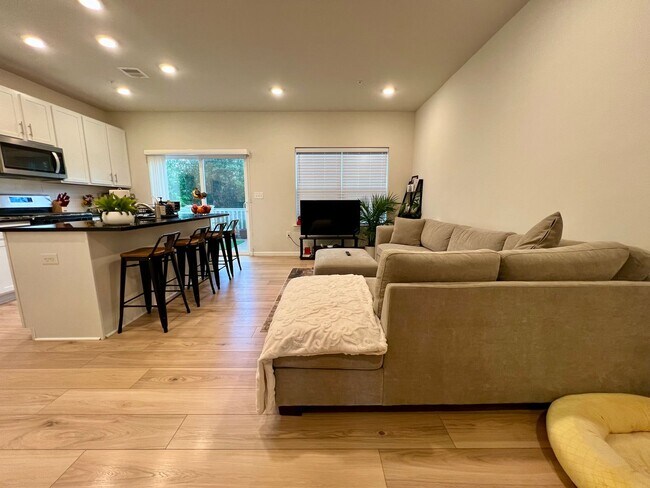 Foto del edificio - Luxurious 3-Bedroom Townhome in Norristown! Available mid-July!