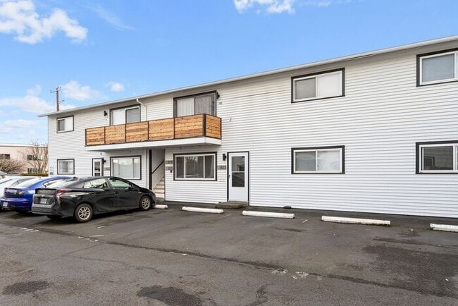 Building Photo - Remodeled 2 bedroom across from Providence...