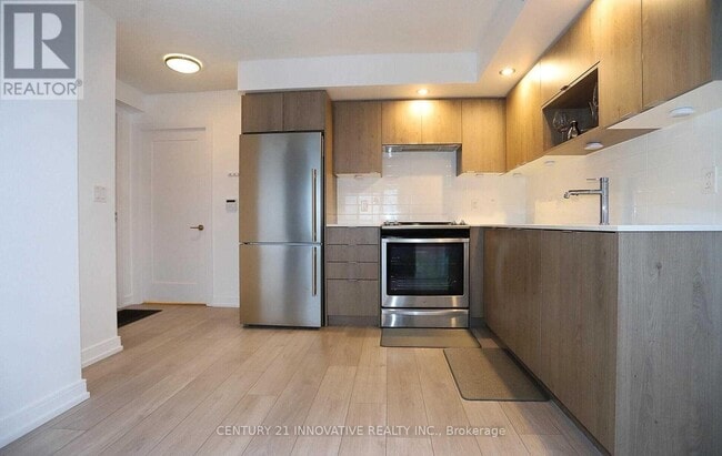 Photo du bâtiment - 225 Village Green Square