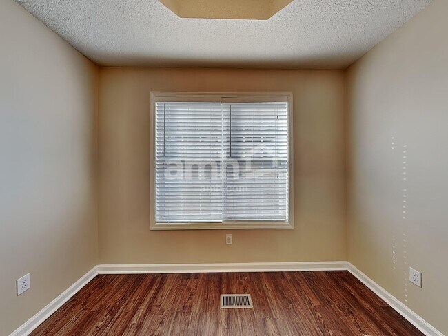 Foto del edificio - 276 Tanglewood Dr