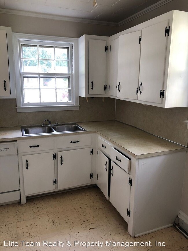 Building Photo - 3 br, 1 bath House - S Jones Ave 517