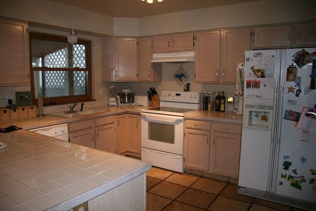 Building Photo - 6658 Sproul Ln