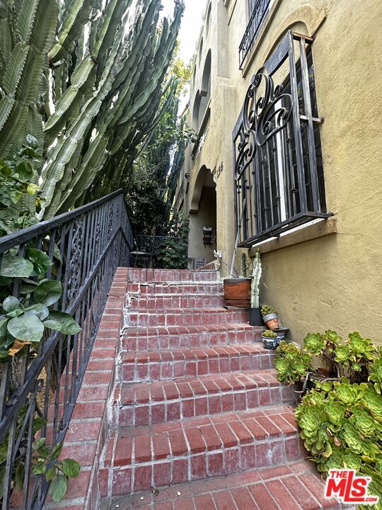 Foto del edificio - 156 N Kenmore Ave