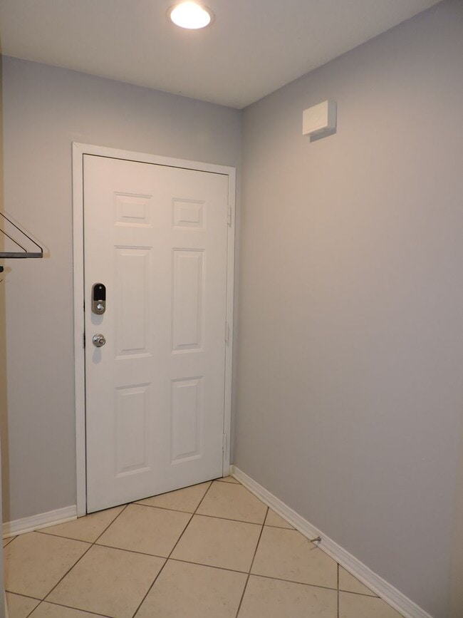 Building Photo - Easy access to interstate, shopping & hosp...