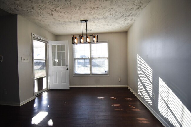 Foto del edificio - 4 Bedroom 2 Bathroom, Small Pets Considered