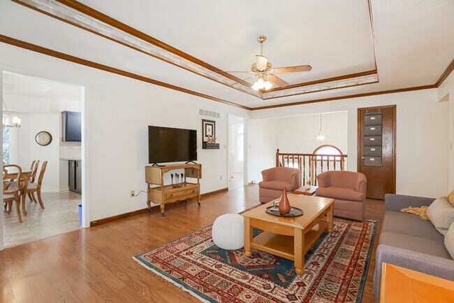 Building Photo - 548 NE Summit Dr