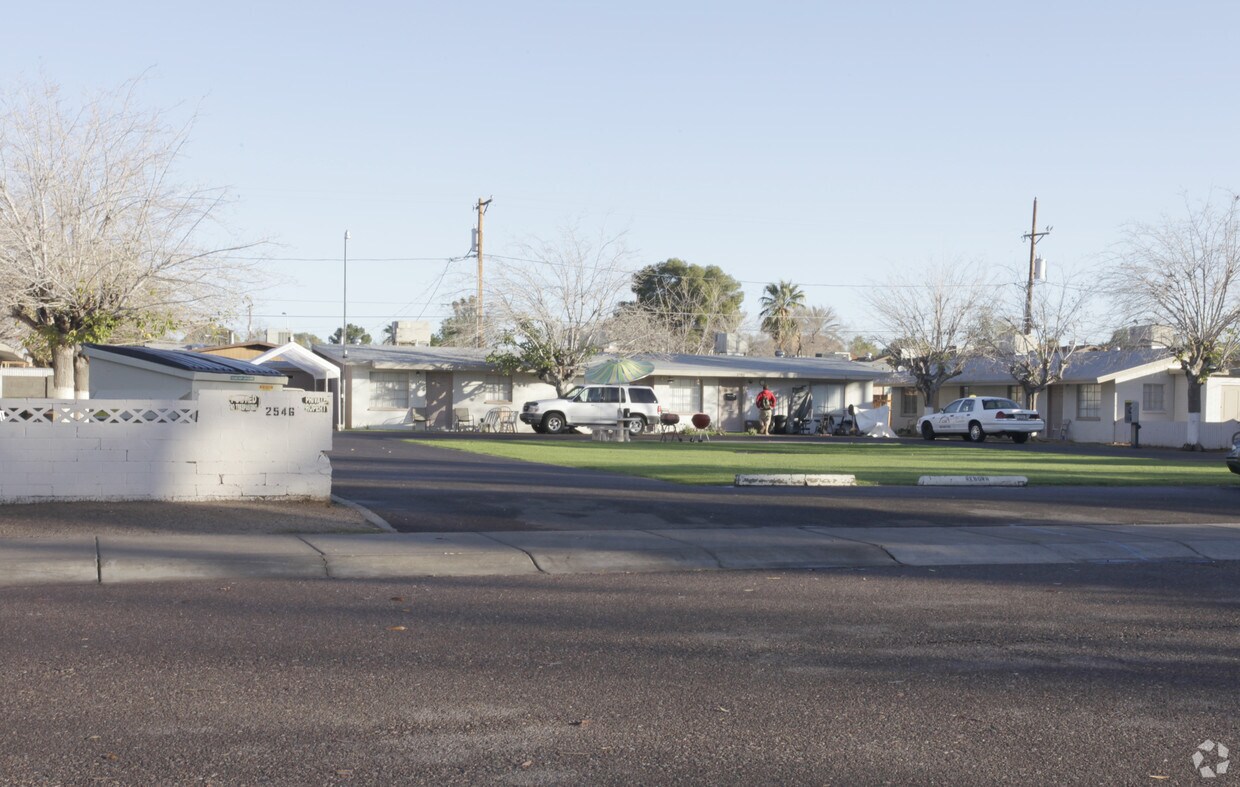 Building Photo - 2546 W Orangewood Ave
