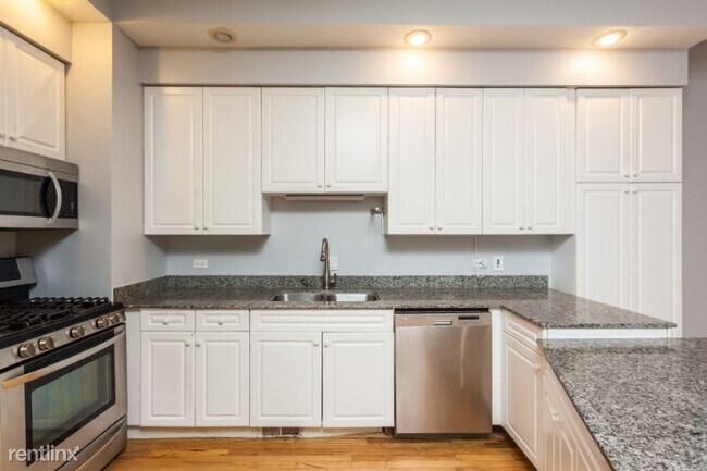 Building Photo - 3 br, 2 bath Townhome - 2425 N Clybourn Av...