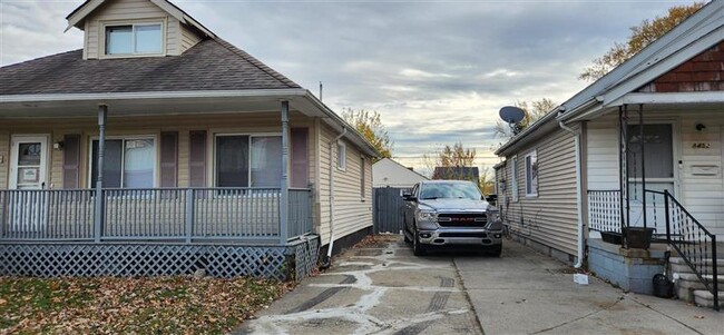 Foto del edificio - 8460 Studebaker Ave