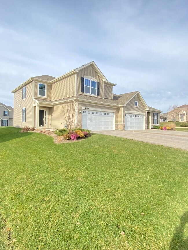 4709 Redbud Ct, Wonder Lake, IL 60097 Townhome Rentals in Wonder Lake
