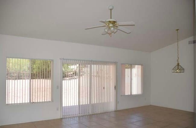 Building Photo - 3 Bed 2 Bath Available Now!! Contact Prope...