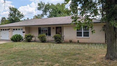 Building Photo - 805 Carson Dr