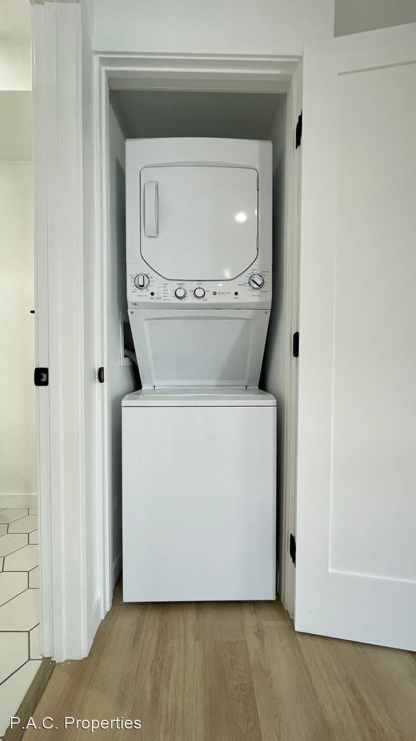 Building Photo - Studio, 1 bath Apartment - 7032 Remmet Ave...