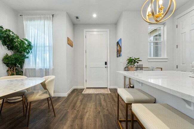 Foto del edificio - Beautiful 3-Bed, 3-Bath Home in Reeds Cros...