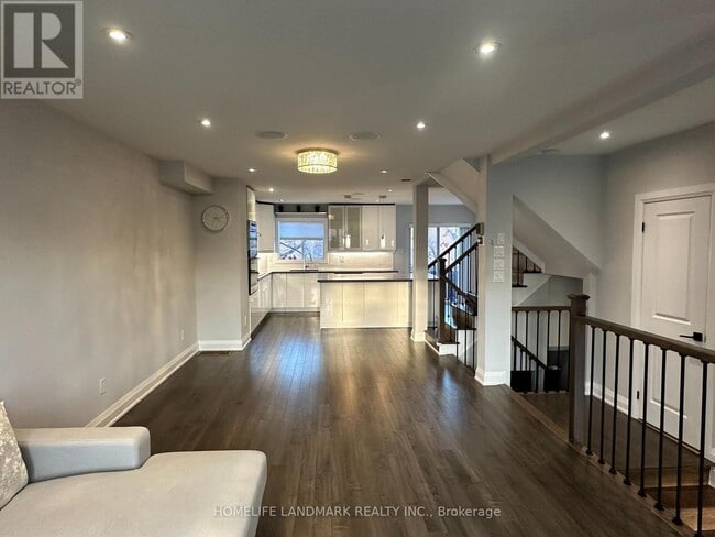 Photo du bâtiment - 2398 Britannia Rd W