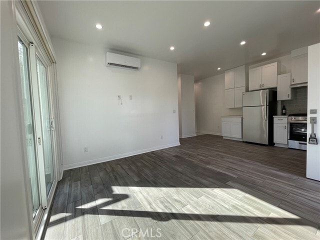Foto del edificio - 6211 Lubao Ave