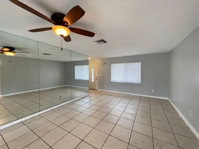 Building Photo - Available NOW! Cozy 3 Bedroom and 2 Bath H...