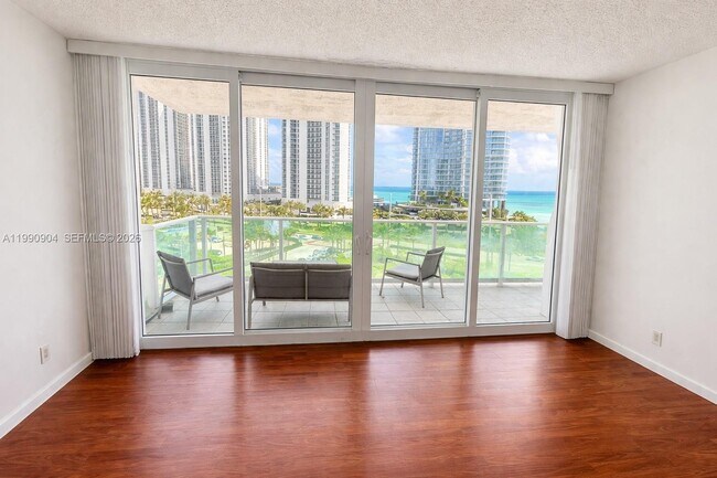 Foto del edificio - 100 Bayview Dr