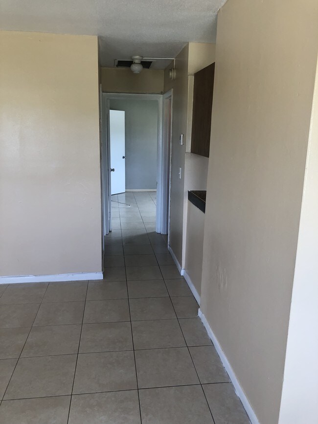 Pasillo al dormitorio - 805 Foresteria Dr