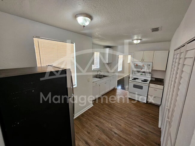 Foto del edificio - 1664 W 15th St