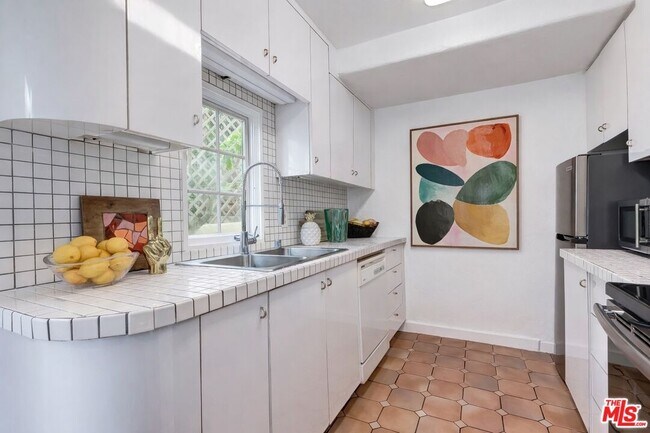 Foto del edificio - 2427 N Gower St